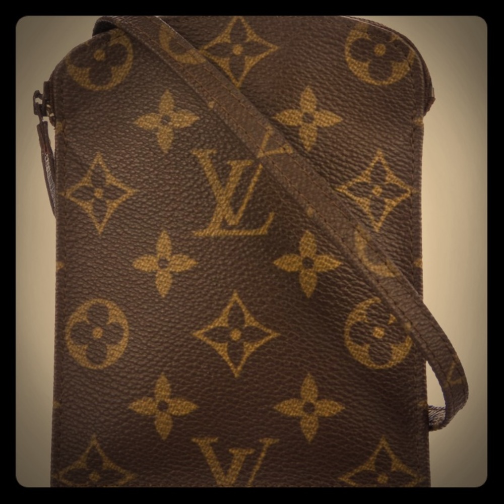 FLASH SALE‼️Louis Vuitton phone/passport holder